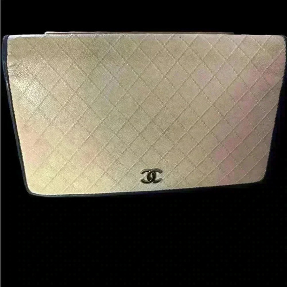 EUC Chanel Ivory quilted wallet. Comes with original ID card.Chanel box included - Picture 2 of 15